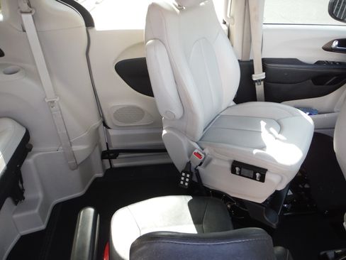 Used 2021 Chrysler Voyager Lxi FWD image 17