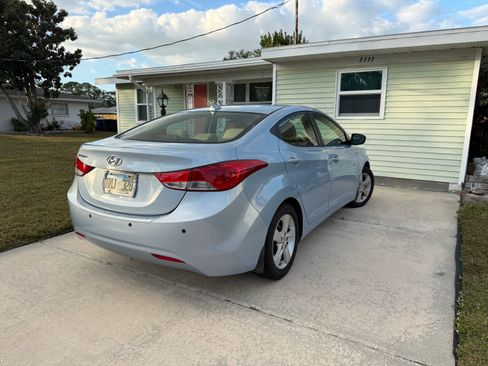 Used 2013 Hyundai Elantra GLS w/ Preferred Pkg image 5