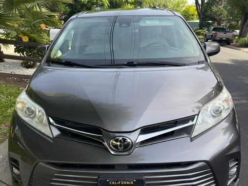 Used 2018 Toyota Sienna XLE image 1