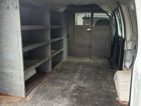 Used 2006 Ford E-350 and Econoline 350 Super Duty RWD image 2