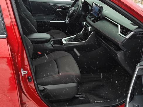 Used 2022 Toyota RAV4 SE w/ Weather & Moonroof Package image 4