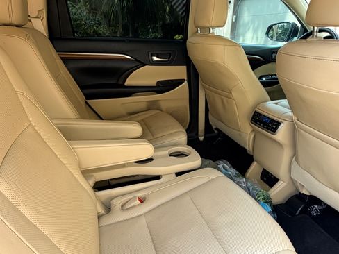 Used 2019 Toyota Highlander Limited Platinum FWD image 23