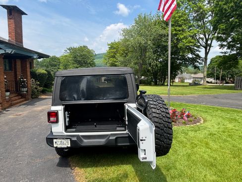Used 2022 Jeep Wrangler Sport AWD/4WD image 6