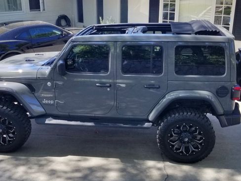 Used 2019 Jeep Wrangler Unlimited Sahara AWD/4WD image 2