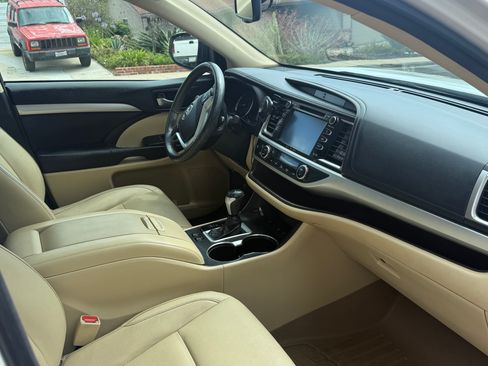 Used 2016 Toyota Highlander XLE AWD/4WD image 12