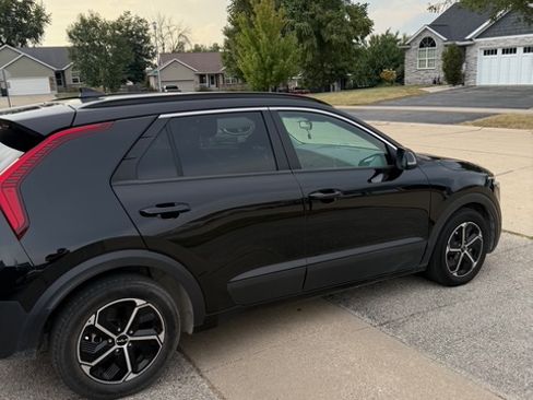 Used 2023 Kia Niro EX w/ EX Cold Weather Package image 4