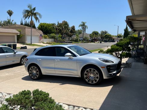 Used 2018 Porsche Macan Turbo image 1