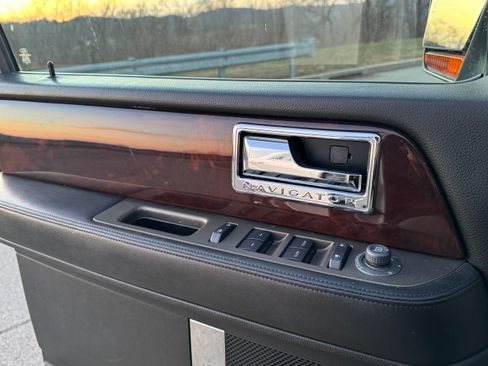 Used 2012 Lincoln Navigator L 4WD image 25