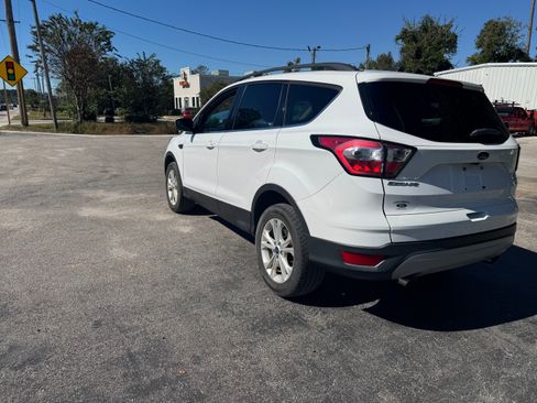 Used 2018 Ford Escape SE w/ SE Sync 3 Package image 4