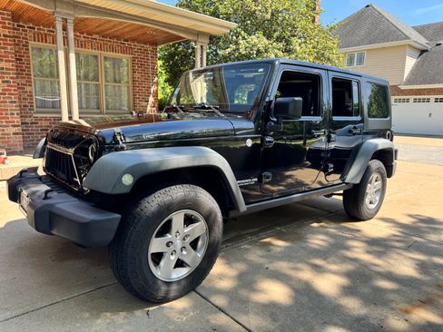 Used 2012 Jeep Wrangler Unlimited Rubicon w/ Dual Top Group AWD/4WD image 4