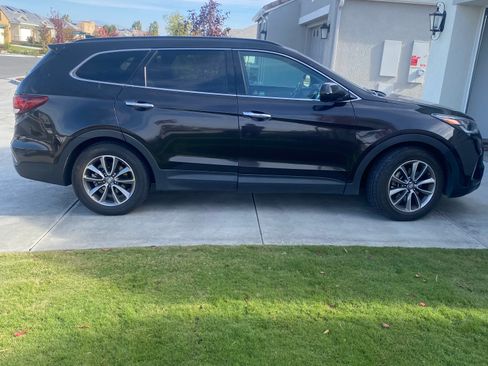 Used 2017 Hyundai Santa Fe SE AWD/4WD image 1