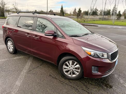 Used 2017 Kia Sedona LX w/ LX Essentials Premium Package image 1