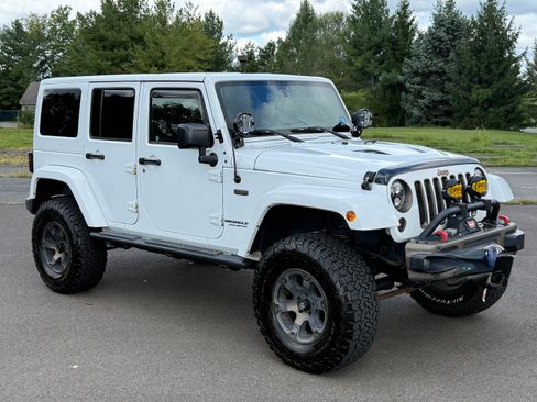 Used 2016 Jeep Wrangler Unlimited Sahara AWD/4WD image 4