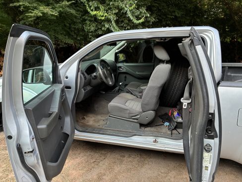 Used 2010 Nissan Frontier SE RWD image 7