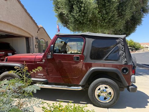 Used 2004 Jeep Wrangler 4WD image 2
