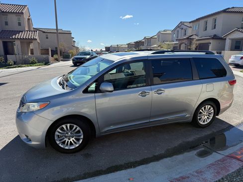 Used 2016 Toyota Sienna XLE image 2