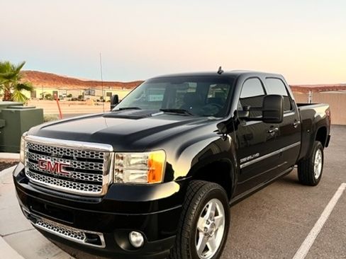 Used 2014 GMC Sierra 2500 Denali w/ Suspension Package, Off-Road image 1