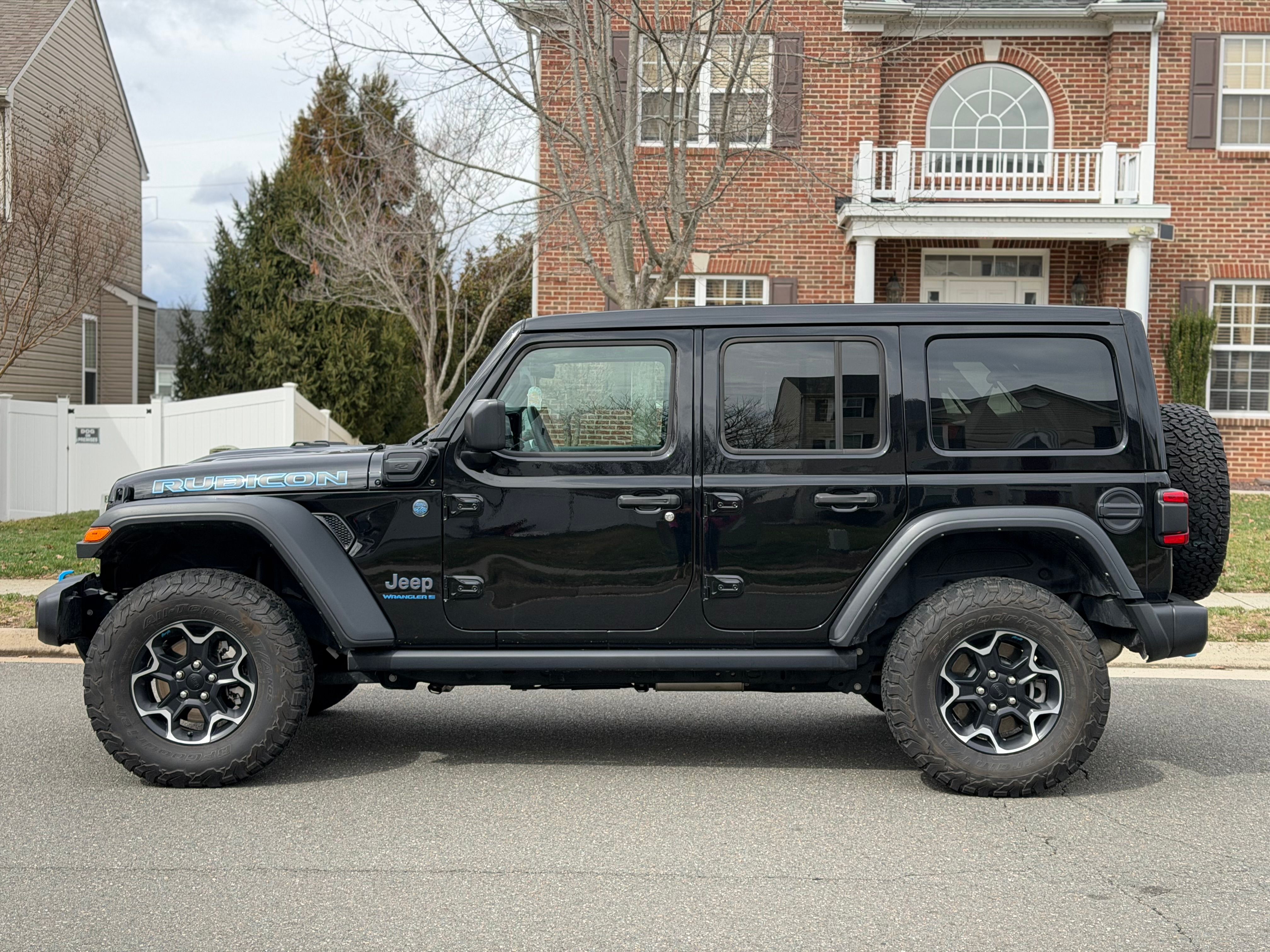 Used 2023 Jeep Wrangler Unlimited Rubicon 4xe w/ Cold Weather Group AWD/4WD image 2