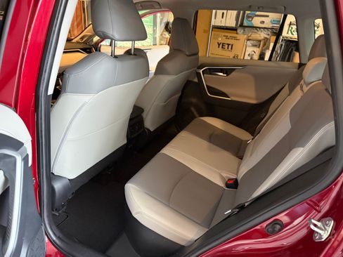 Used 2020 Toyota RAV4 Limited image 18