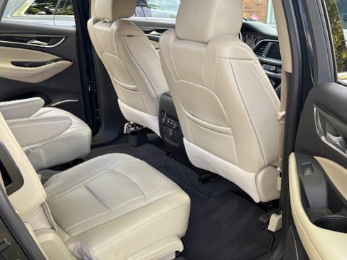 Used 2021 Buick Enclave Essence image 15