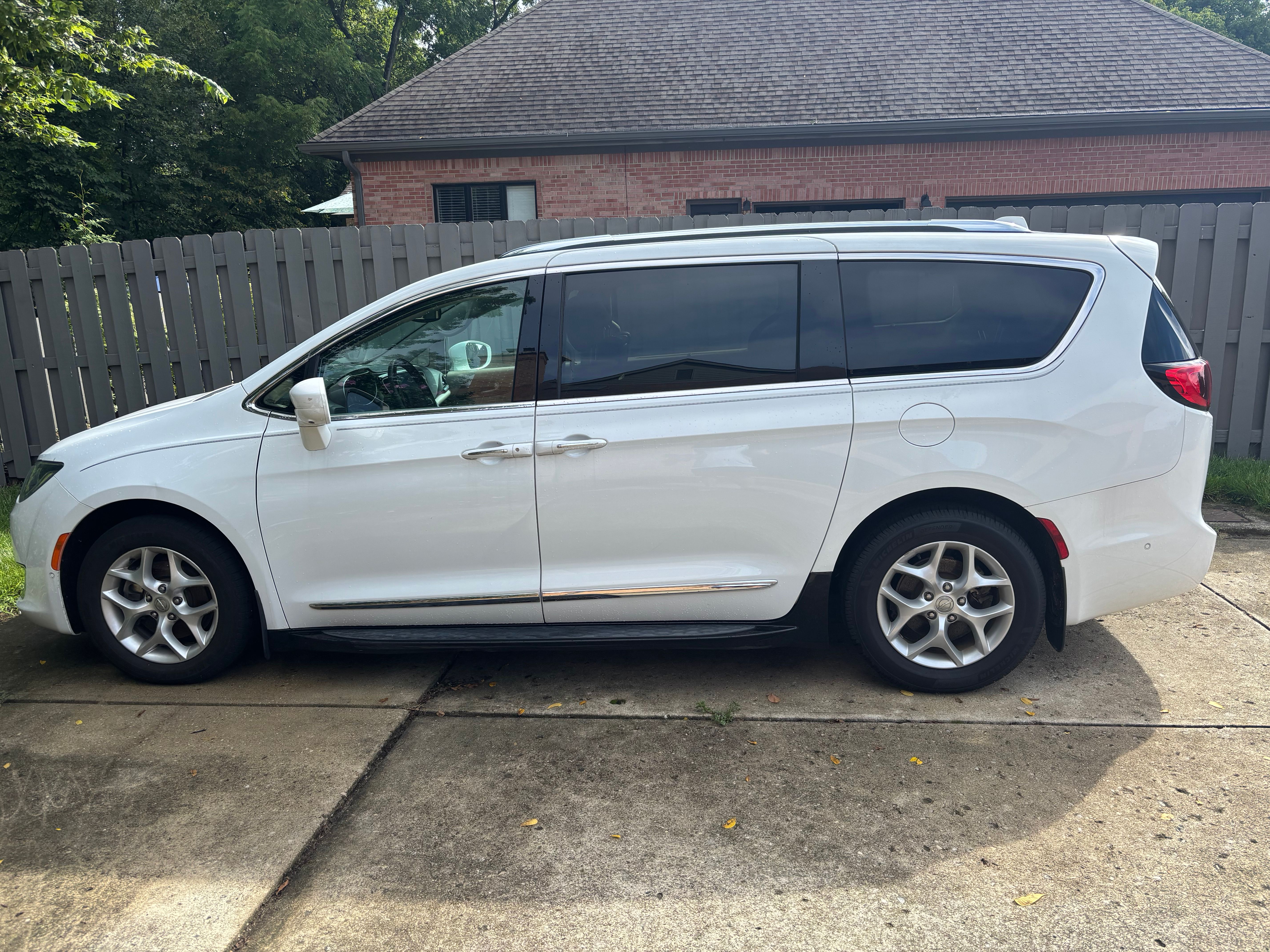 Used 2017 Chrysler Pacifica Touring-L Plus w/ Advanced Safetytec Group FWD image 6
