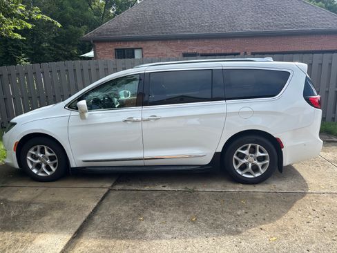 Used 2017 Chrysler Pacifica Touring-L Plus w/ Advanced Safetytec Group FWD image 6