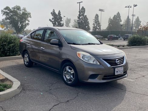 Used 2014 Nissan Versa SV image 4