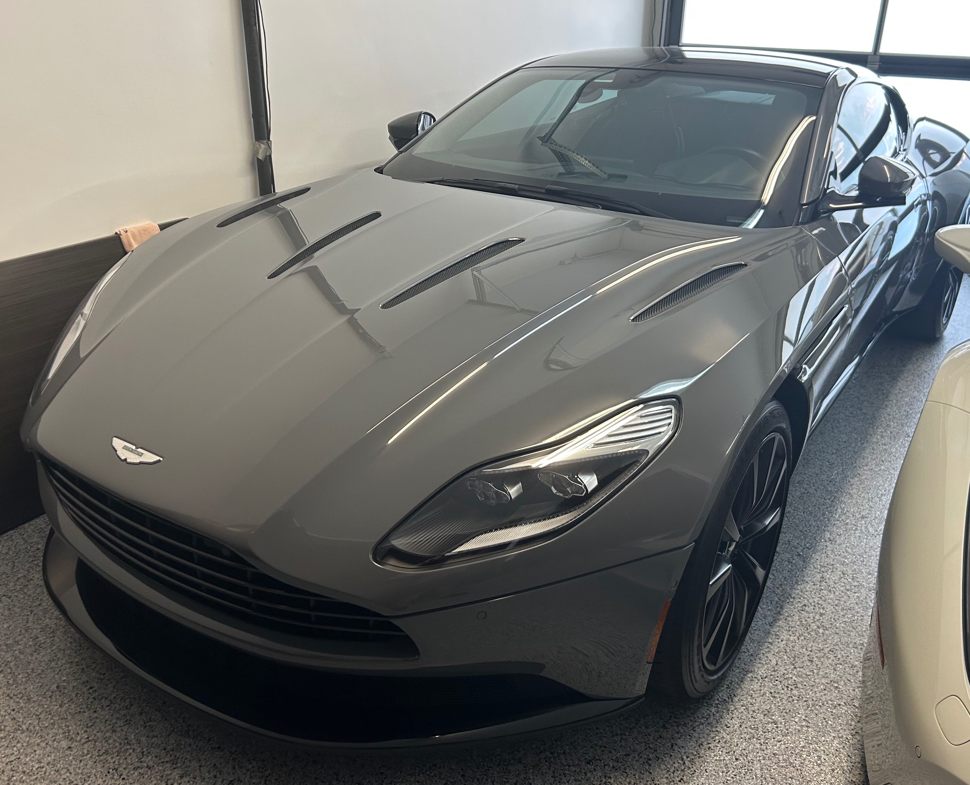 Used 2018 Aston Martin DB11 V12 RWD image 6