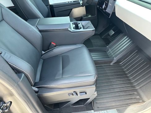 Used 2024 Tesla Cybertruck AWD Crew Cab image 18