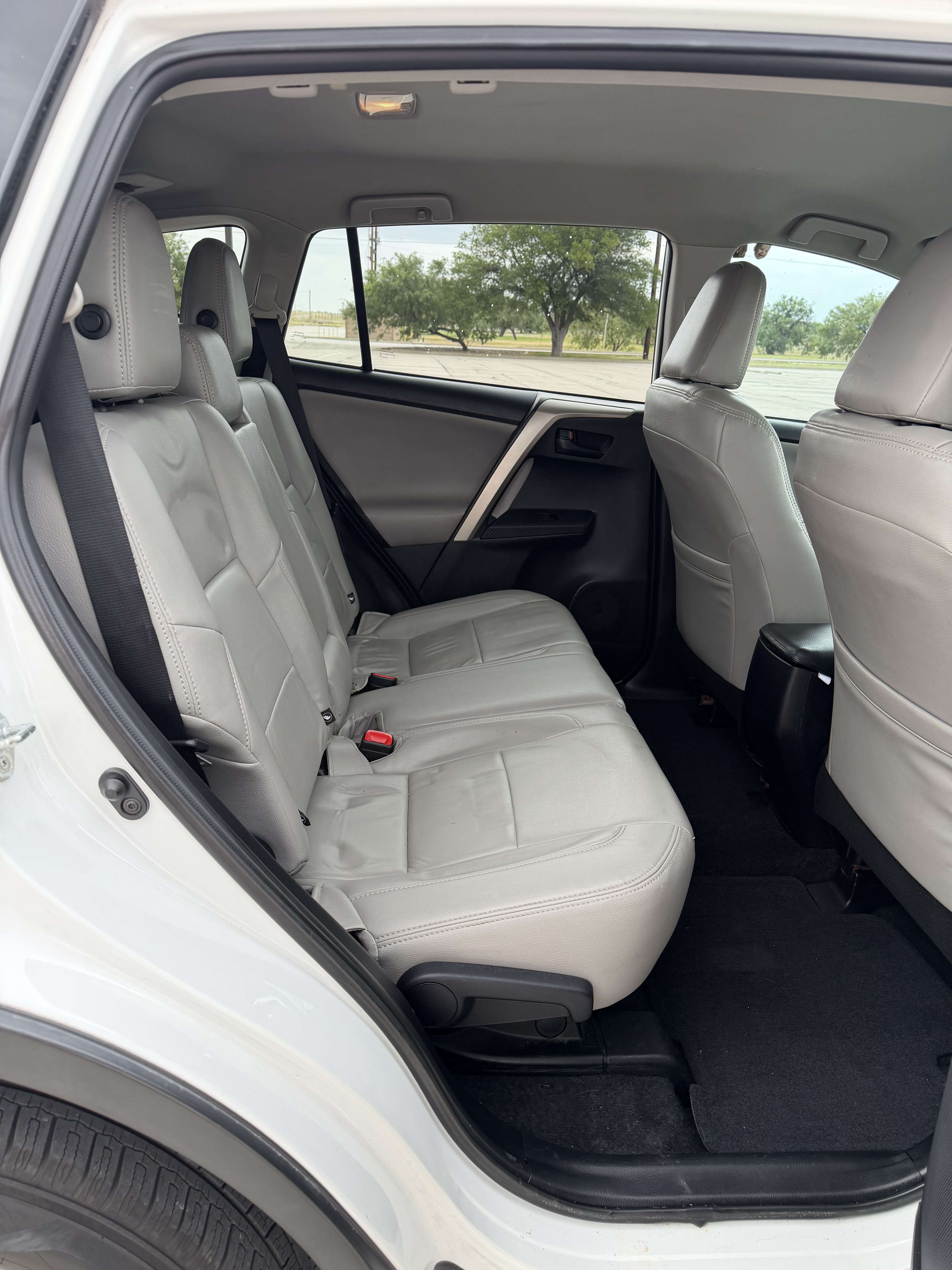 Used 2015 Toyota RAV4 LE FWD image 15