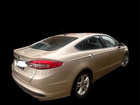 Used 2018 Ford Fusion SE w/ Fusion SE Technology Package FWD image 6