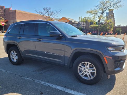 Used 2025 Jeep Grand Cherokee Laredo w/ Trailer Tow Package image 5