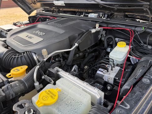 Used 2016 Jeep Wrangler Unlimited Rubicon image 9