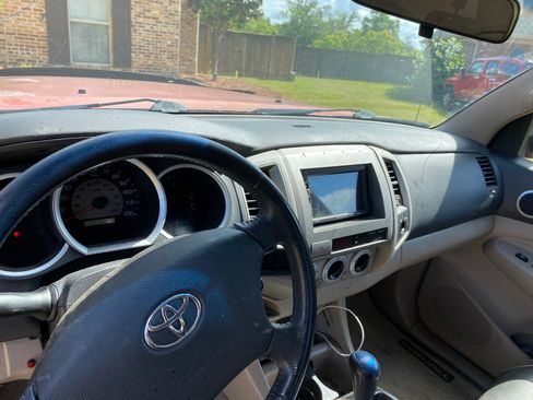 Used 2005 Toyota Tacoma PreRunner image 4