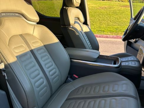 Used 2023 Rivian R1T Launch Edition image 21