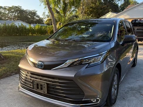 Used 2022 Toyota Sienna XLE image 2