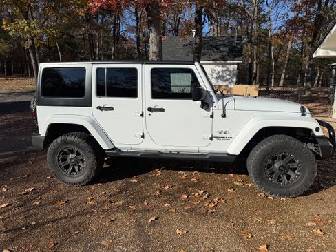 Used 2016 Jeep Wrangler Unlimited Sahara w/ Connectivity Group image 11