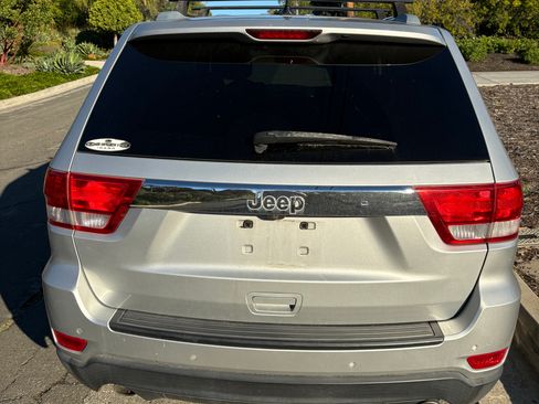 Used 2011 Jeep Grand Cherokee 70th Anniversary image 2