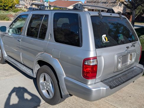 Used 2002 INFINITI QX4 4 Sport Utility 4D image 2