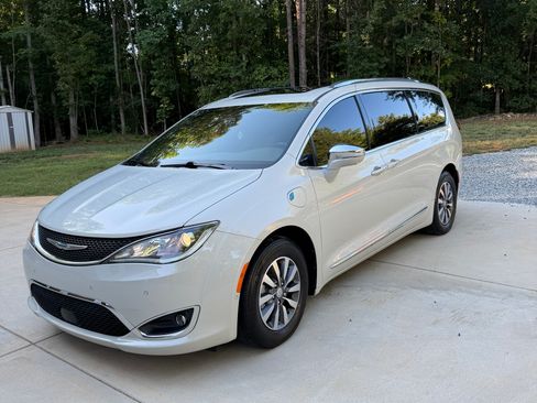 Used 2020 Chrysler Pacifica Limited w/ Advanced Safetytec Group FWD image 1