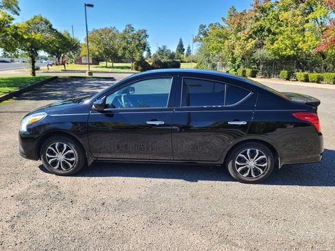 Used 2015 Nissan Versa SV image 9