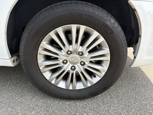 Used 2015 Chrysler Town & Country Touring-L w/ Driver Convenience Group image 8