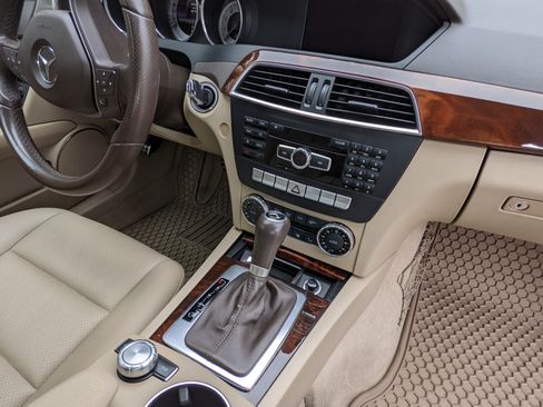 Used 2013 Mercedes-Benz C 250 Sedan image 8