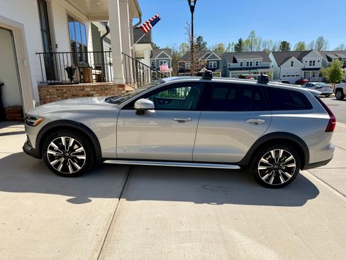 Used 2024 Volvo V60 B5 Cross Country Ultimate w/ Climate Package image 2