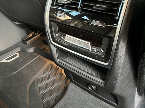 Used 2025 BMW X6 xDrive40i w/ Climate Comfort Package image 13