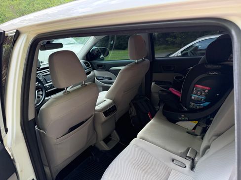 Used 2018 Toyota Highlander LE w/ Protection Package #3 AWD/4WD image 8