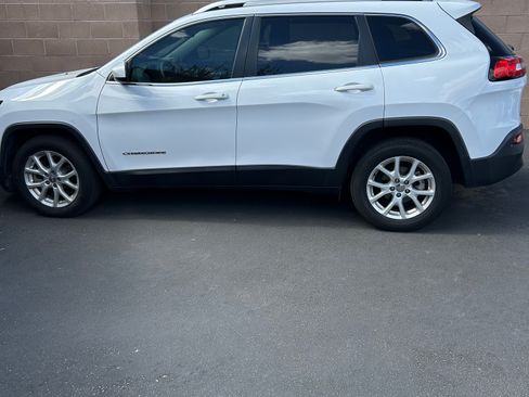 Used 2018 Jeep Cherokee Latitude FWD image 9