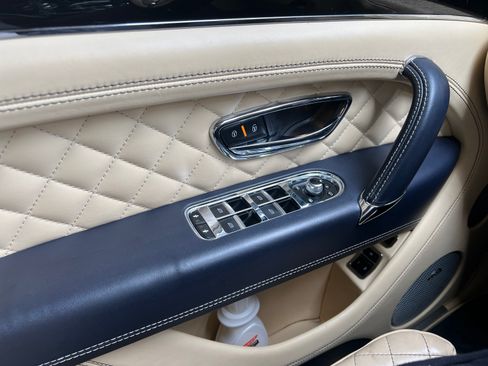 Used 2017 Bentley Bentayga AWD/4WD image 13