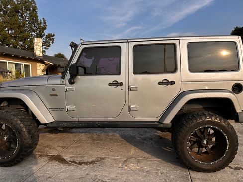 Used 2016 Jeep Wrangler Unlimited Sahara image 4