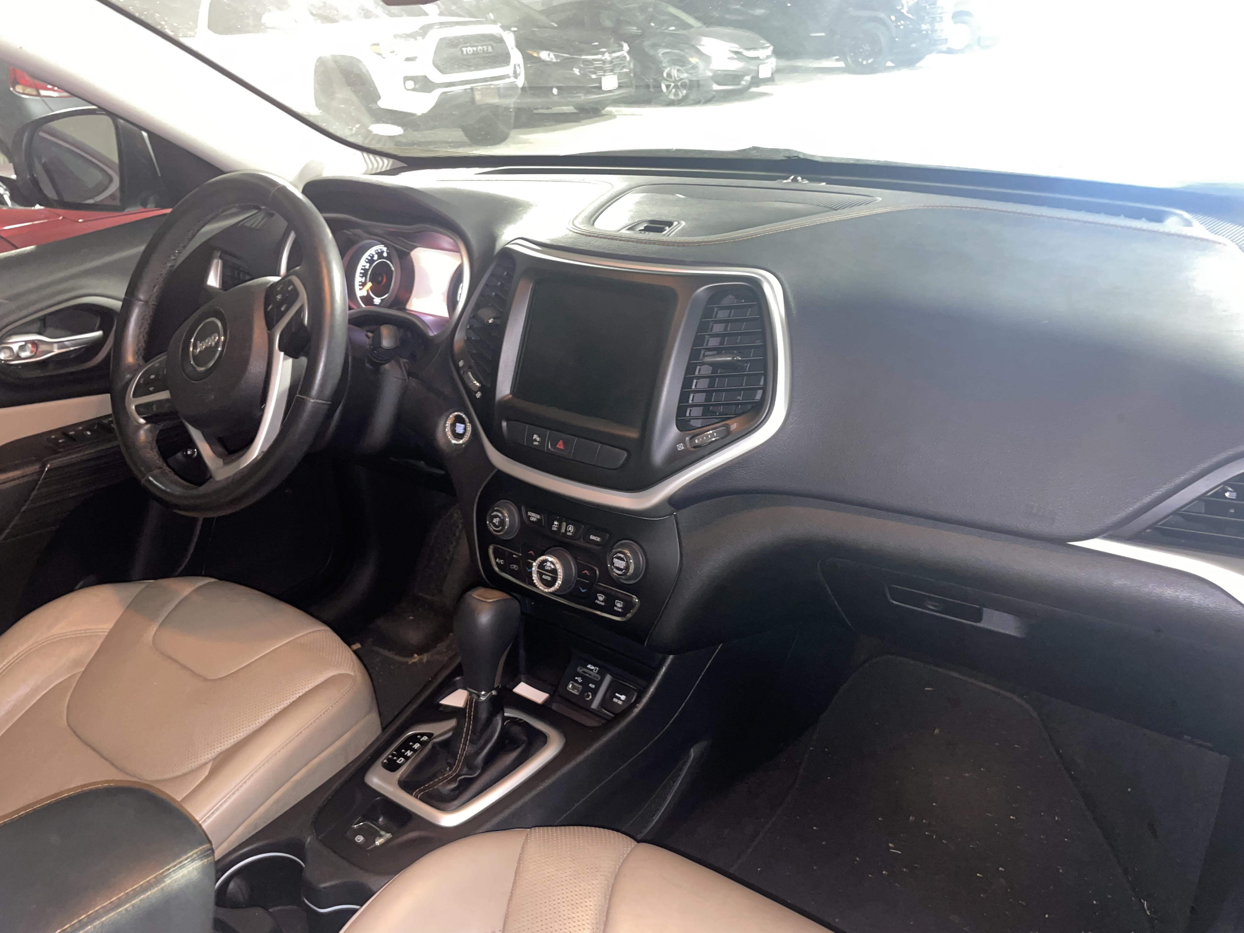 Used 2015 Jeep Cherokee Limited w/ Luxury Group FWD image 11